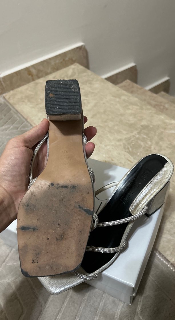 Gri parlak Desenli Tokalı Kadın Topuklu Ayakkabı - Görsel 5