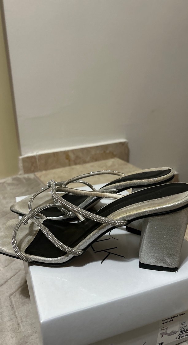 Gri parlak Desenli Tokalı Kadın Topuklu Ayakkabı - Görsel 3