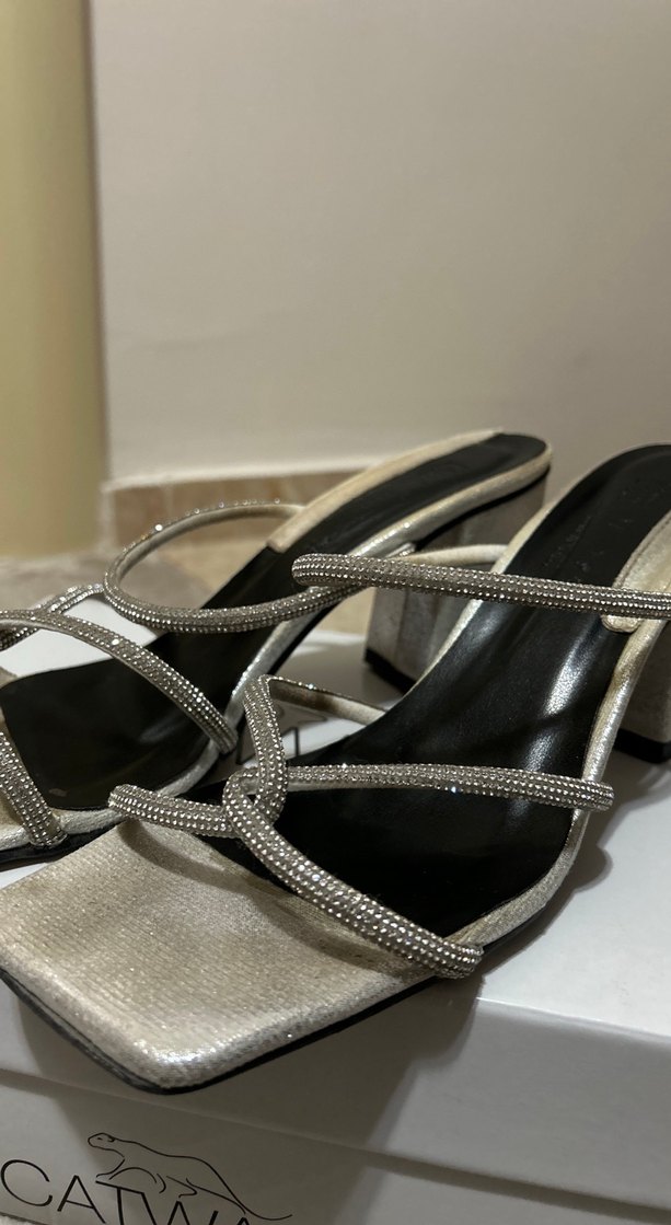 Gri parlak Desenli Tokalı Kadın Topuklu Ayakkabı - Görsel 2