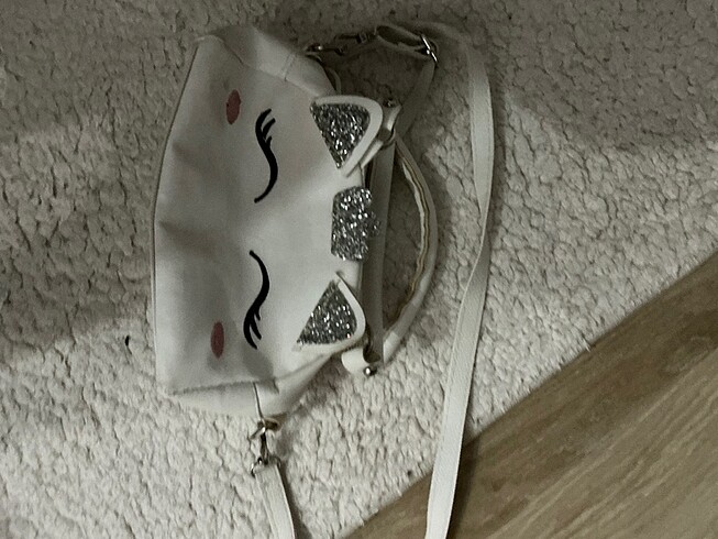 Kedili beyaz çocuk kol çantası