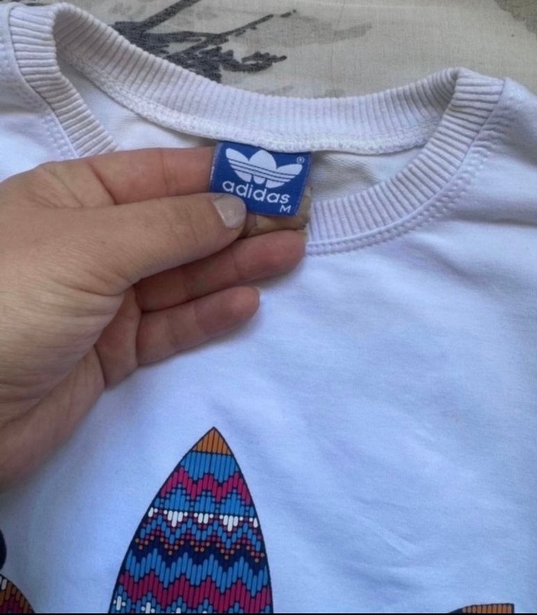 Adidas Retro Desenli Beyaz Bisiklet Yaka Tişört — görsel 2/3