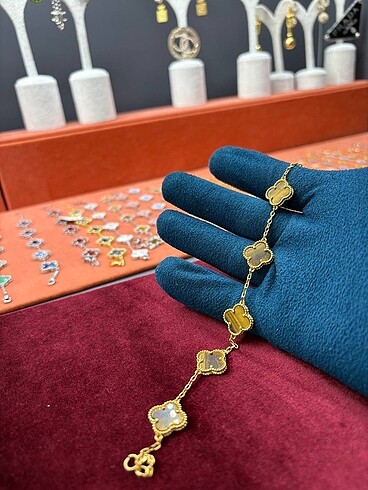 Van Cleef & Arpels çelik içi doğal taştır