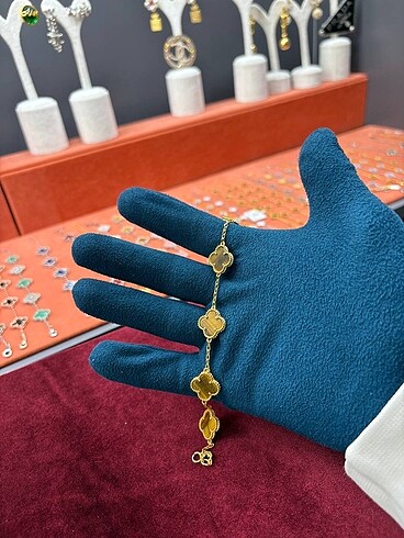 Van Cleef & Arpels Van Cleef & Arpels çelik içi doğal taştır