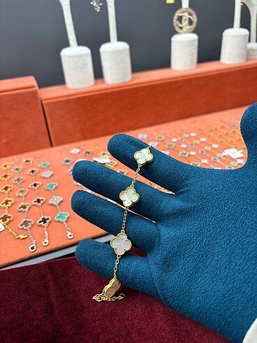 Van Cleef & Arpels çelik içi doğal taştır