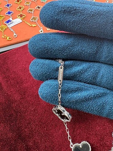 Beden Van Cleef & Arpels çelik içi doğal taştır
