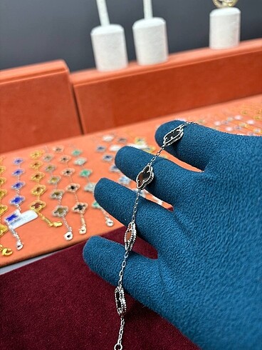 Van Cleef & Arpels çelik içi doğal taştır