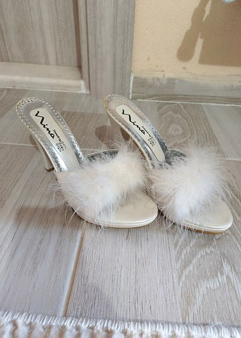 Beyaz Tüylü Stiletto Kadın Terlik
