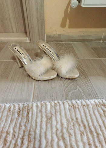 39 Beden Beyaz Tüylü Stiletto Kadın Terlik