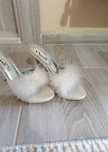 Diğer Beyaz Tüylü Stiletto Kadın Terlik