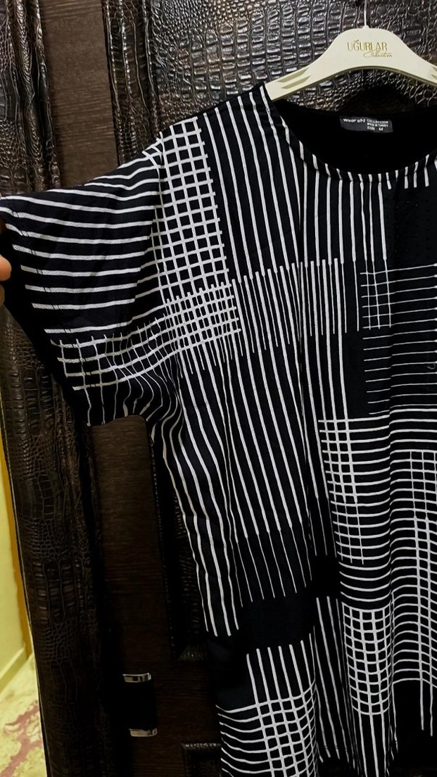 Uzun Siyah Çizgili  Tişört - Görsel 4