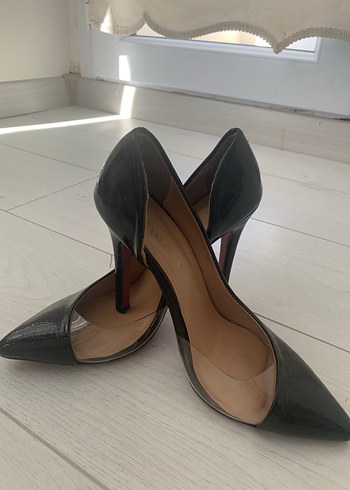37 Beden Zincir Detaylı Siyah Deri Stiletto