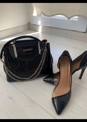 Zincir Detaylı Siyah Deri Stiletto
