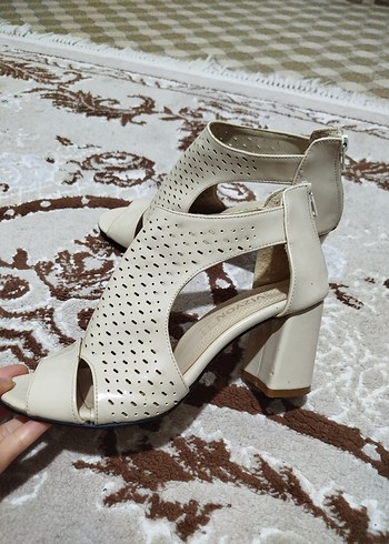 Bej Minimalist Dolgu Topuklu Kadın Sandalet - Görsel 3