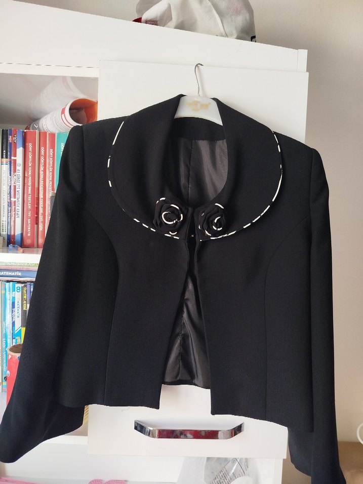 siyah Beyaz desenli uzun ceketli elbise - Görsel 4