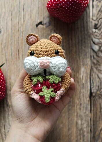 Amigurumi el örgüsü oyuncak çilek tutan hamster