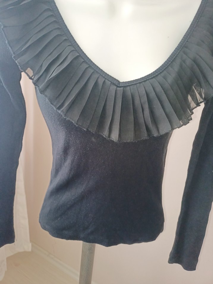 V Yaka Fırfırlı Siyah Kadın Bluz - Görsel 2