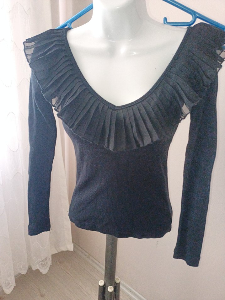 V Yaka Fırfırlı Siyah Kadın Bluz - Görsel 3