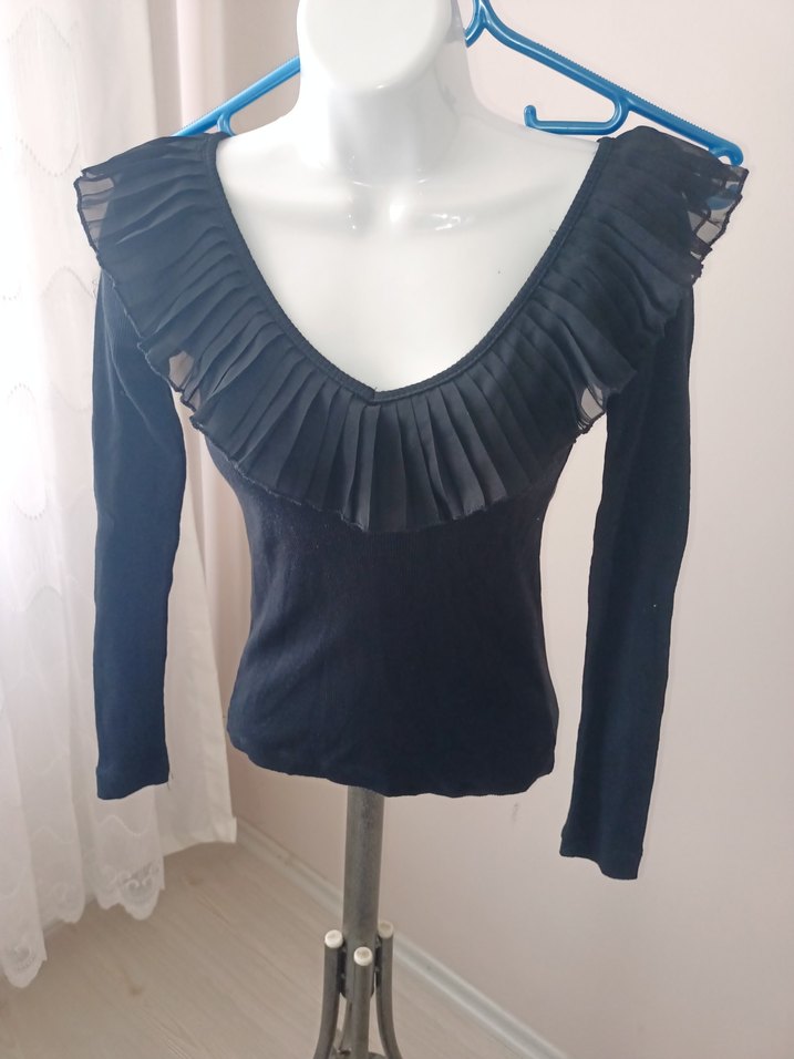 V Yaka Fırfırlı Siyah Kadın Bluz - Görsel 4