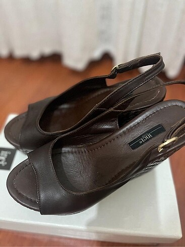 İnci dolgu topuk sandalet