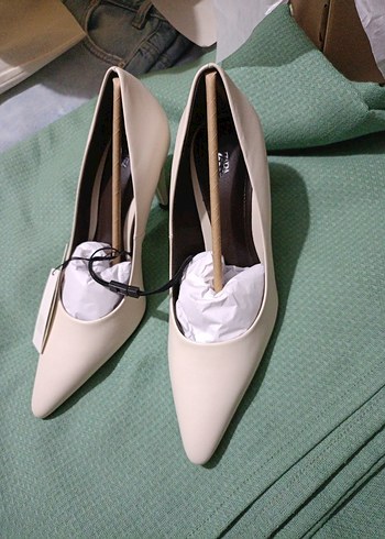 Beyaz Minimalist Stiletto Topuklu Kadın Ayakkabı