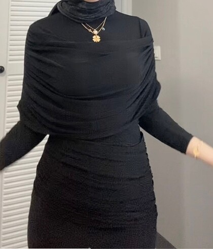 Badi tarzı elbise bel ve göğüs kısmında büzgülü detayları var bi