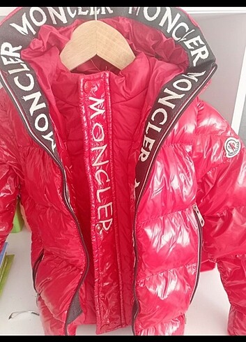 6 Yaş Beden kırmızı Renk Moncler çocuk montu 