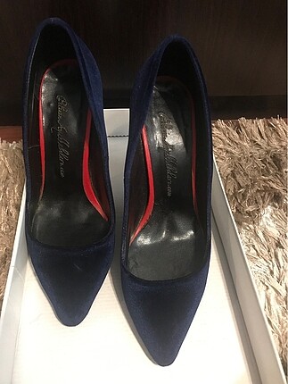 Pelinin ayakkabıları lacivert stiletto