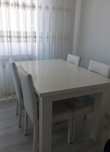 Beyaz yemek masası