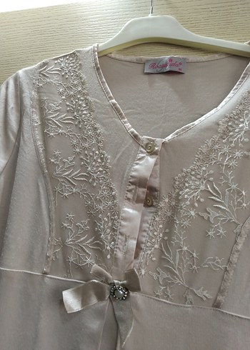 Nakışlı V Yakalı Uzun Lohusa Geceliği - Görsel 4