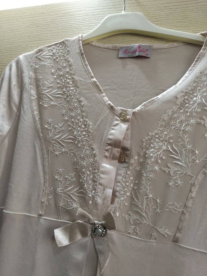 Nakışlı V Yakalı Uzun Lohusa Geceliği - Görsel 4