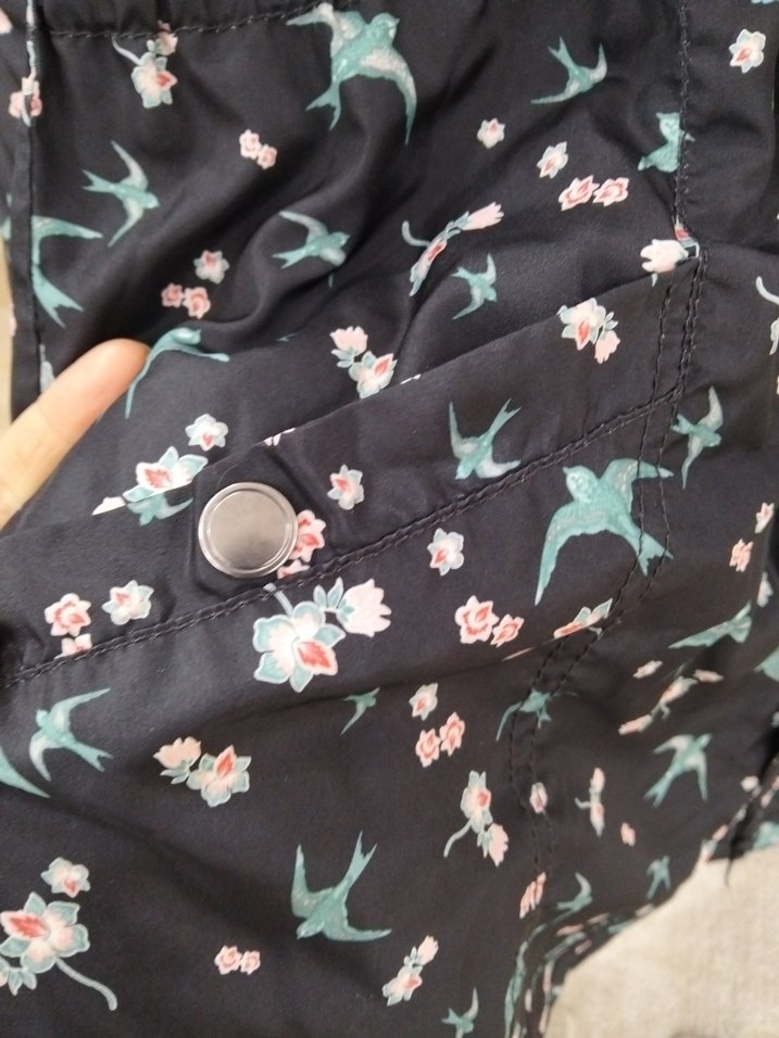 DeFacto Siyah Kapüşonlu Çiçek Desenli Kadın Ceket Yağmurluk - Görsel 4