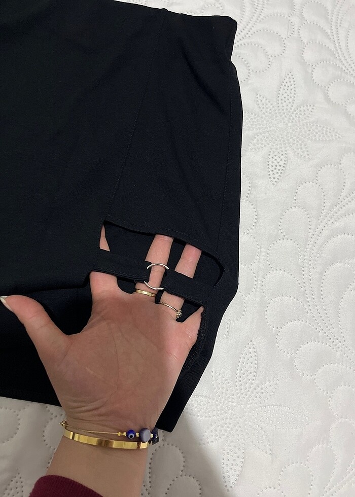 Yırtmaçlı siyah mini etek - Görsel 2
