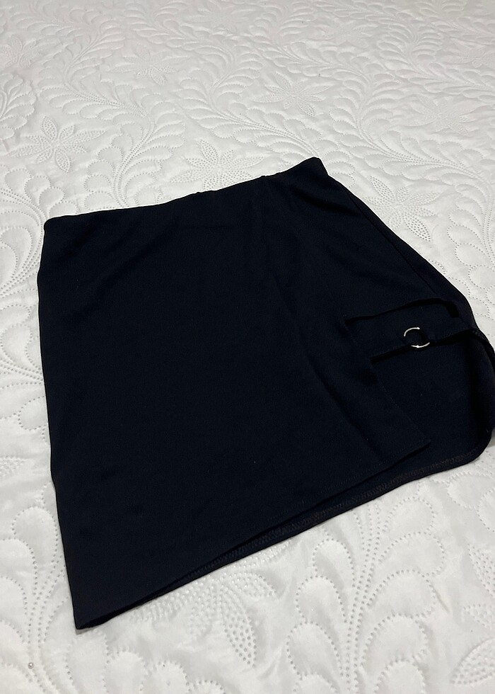 Yırtmaçlı siyah mini etek - Görsel 3