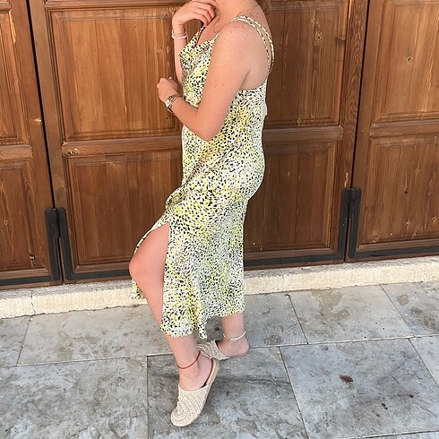 Saten yırtmaçlı elbise - Görsel 5