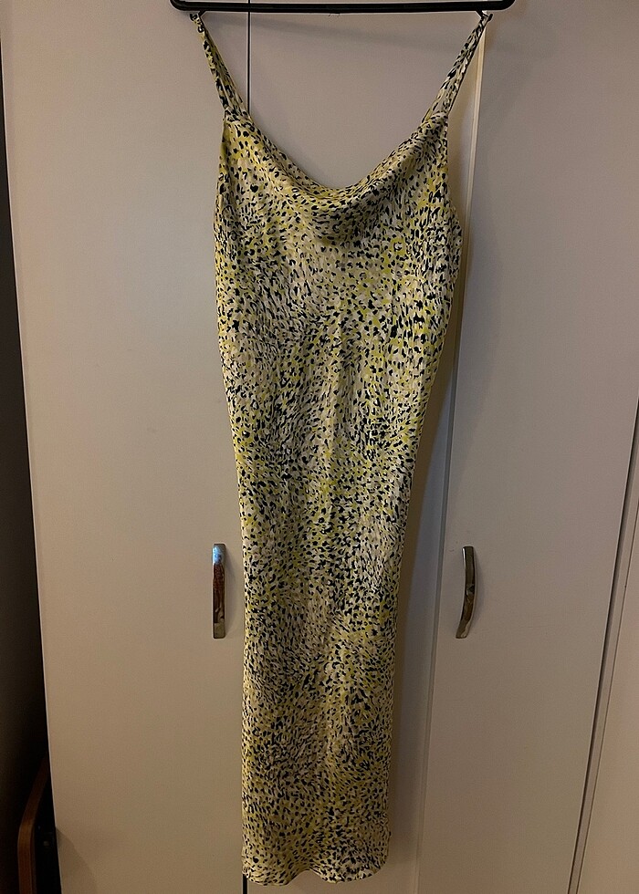 Saten yırtmaçlı elbise - Görsel 3