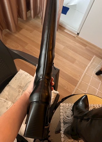 Stradivarius Siyah Topuklu Çizme - Görsel 4