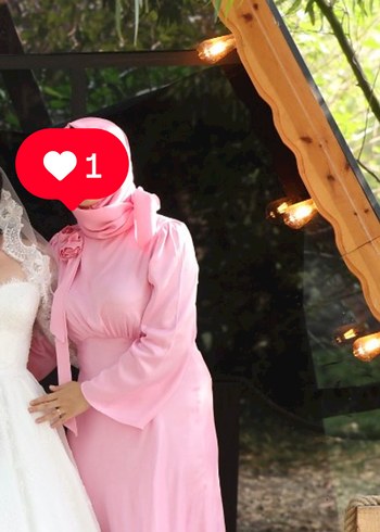 Pembe elbise