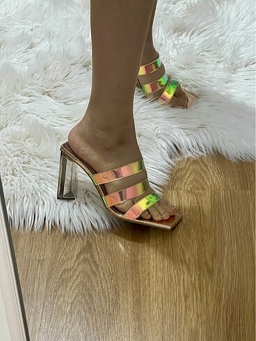 BERSHKA hologramlı kadın terlik