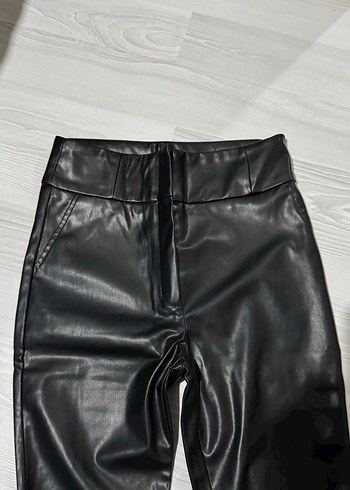 Siyah deri yüksek bel pantolon
