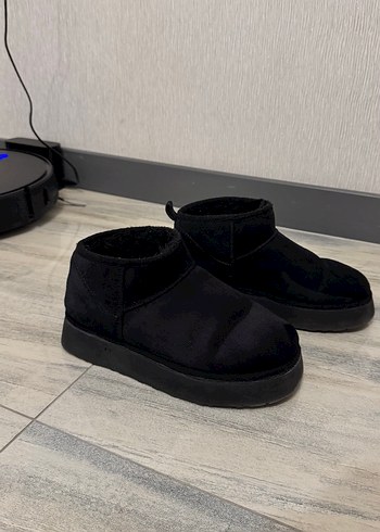 39 Beden Siyah Tabanlı Kürklü Kadın Botu ugg