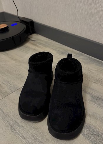 Siyah Tabanlı Kürklü Kadın Botu ugg