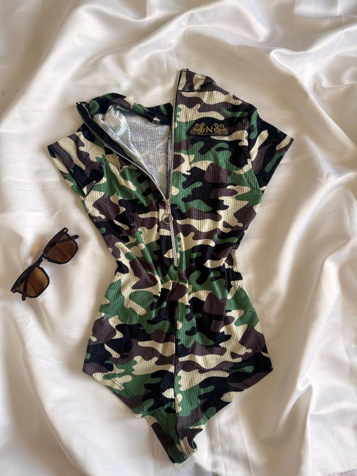 Kamuflaj Desenli Kısa Kadın Tulum - Görsel 5