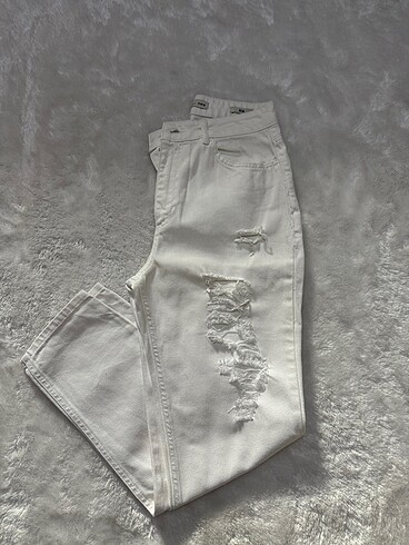 Beyaz Yırtık Detaylı Mom Jean