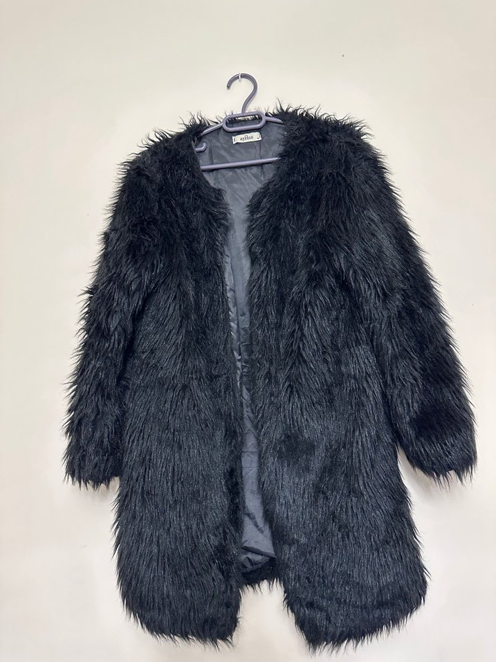 Uzun Siyah Kürk Detaylı Kadın kaban - Görsel 2