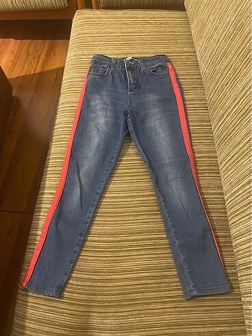 Yanları kırmızı kot pantolon