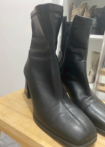 Stradivarius Stradivarius Siyah Deri Topuklu Kadın Bot