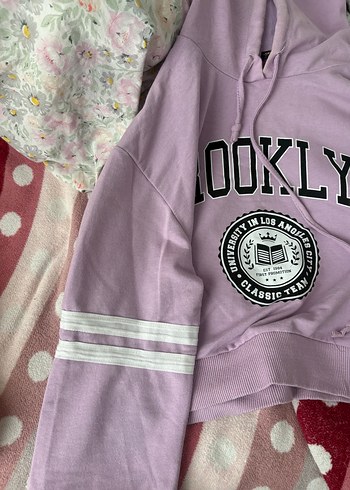 Lila Kapüşonlu Brooklyn Baskılı Crop Sweatshirt - Görsel 2