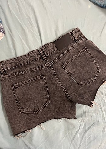 Gri Bol Kesim Yırtık Mini Kot Şort - Görsel 2