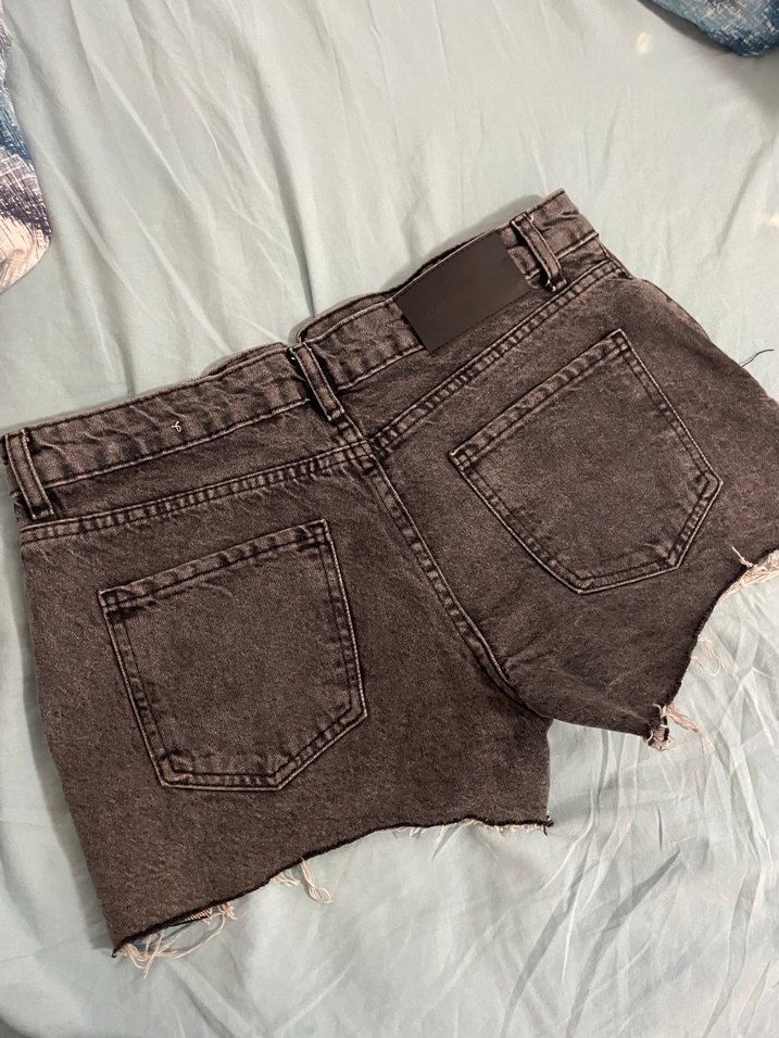 Gri Bol Kesim Yırtık Mini Kot Şort - Görsel 2