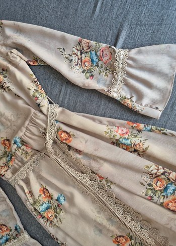 çiçekli krem rengi şifon şık elbise - Görsel 3